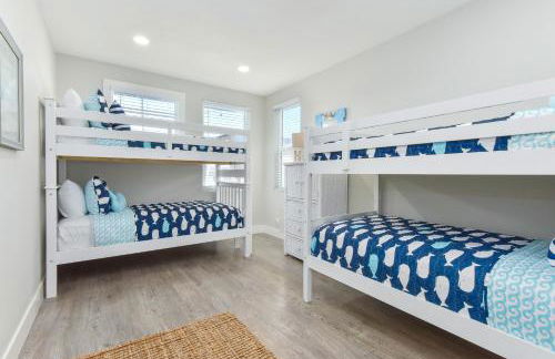 Sunset Island 3 Level Home on the Water sleeps 10 - Photo 4