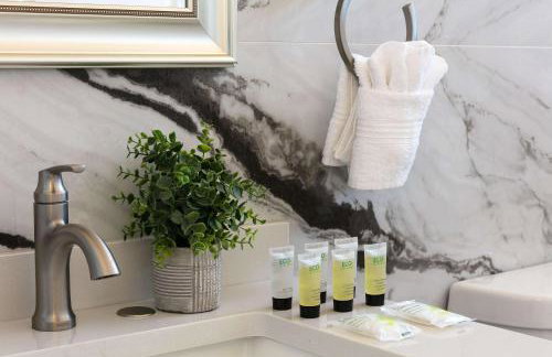 Unwind in Spacious 2BR Apt Sleeps 6 with Parking - Foto 20