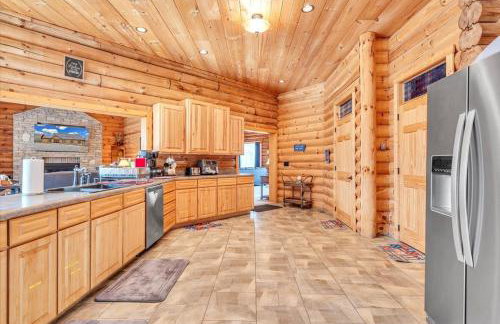 Liberty Pines - Lakefront Log Home, Swim Spa & Game Room - Photo 25