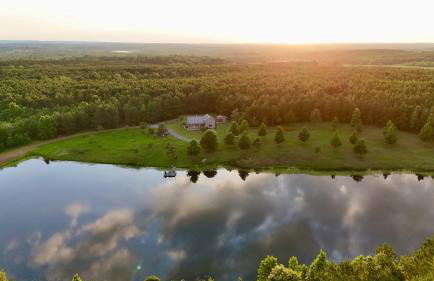 Whispering Pines Retreat, Secluded Cabin with Hot Tub & Pond - Foto 23