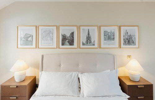 Charming Central Mews Home with Secure Parking - Foto 14