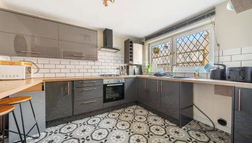 3BR Home with Hot Tub and Garden - Foto 3, stove