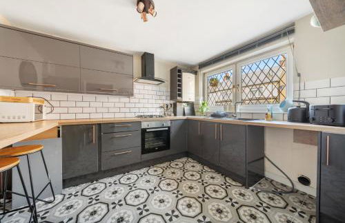 3BR Home with Hot Tub and Garden - Foto 3