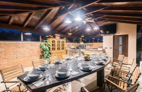 Superb villa Maxima with private pool, sauna, jacuzzi, playground for up to 18 persons, extra pool heating available - Foto 14