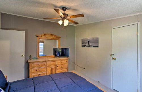 Lakefront Retreat with Pier, Bar Hut and Fireplace! - Foto 19