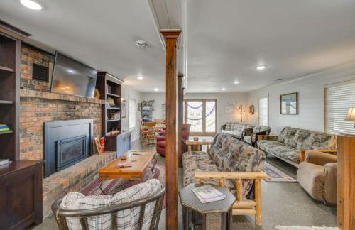 Rustic Lakefront Cabin with Dock and Fire Pit - Foto 10