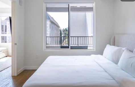 Luxury 2 Bedroom Residence With Fitness and Outdoor Pool - Photo 3