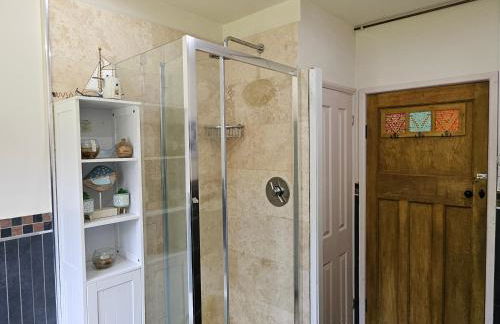 Stunning 4 bed house with huge garden and parking - Foto 27