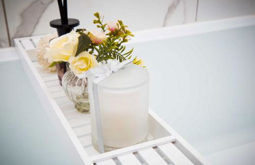 Bridge Court by Sterling Edge Apartments - Luxury Aparthotel - Stylish 1-bed Apartments - Balcony with Canal View or Private Garden - Free Parking - Foto 51