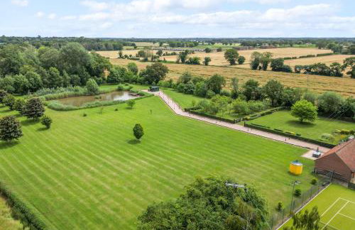 Cottage In Norfolk Sleeps 23 - Private Pool, Fishing Lake, Hot Tub Ref 99008Sc - Foto 8