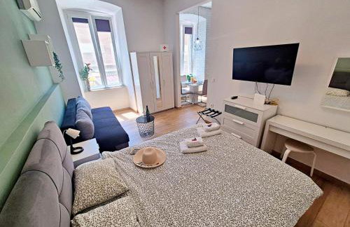 Lola's Place - Photo 16