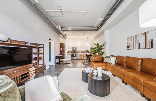 Downtown Escape - 2BR w Skyline Views & Hot Tub - Foto 8