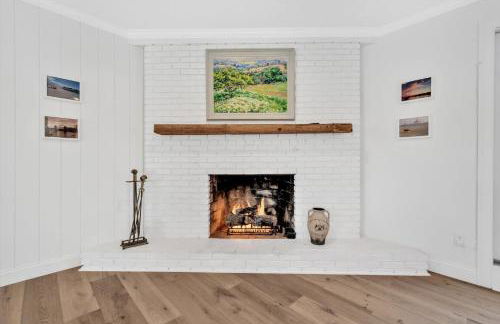 Waterfront Retreat with Private Dock and Fire Pit, Sleeps 8, Outdoor Dining, Spa-Style Primary, Gourmet Kitchen with Dual Dishwashers, Gas Fireplace, River Views, Bright Open Layout, Central AC, Perfect Coastal Escape for Families, 24 Hr Hospitality - Foto 25