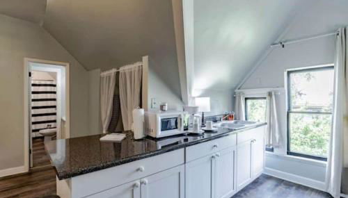 Dauphin District Darling #3-Downtown, Restaurants - Photo 2