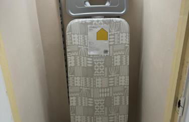 Luxury 2-Bed Apartment,Office with Built-In TV King Bed, Private Entrance and free Parking - Foto 59