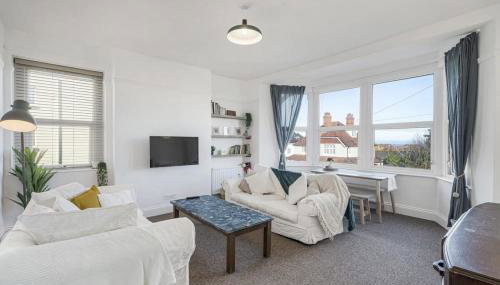 Bright Apartment w Parking & Distant Sea Views - Foto 1