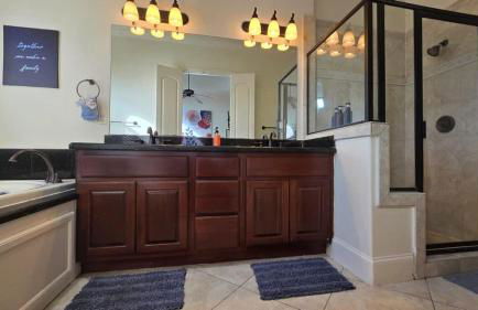 Game & Soak Retreat 3BR Private Jacuzzi Pool Table - Foto 12