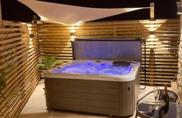 Tranquil retreat with hot tub - Photo 1
