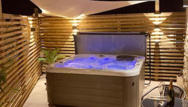Tranquil retreat with hot tub - Foto 1