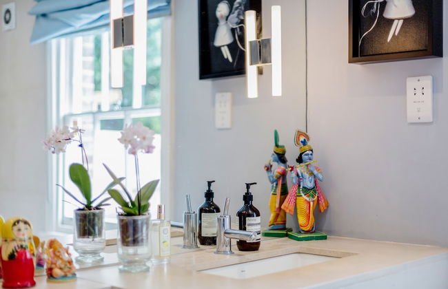 Exquisite Designers Abode - Photo 51