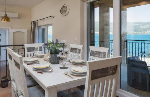 Seafront Villa Noah with heated pool - Foto 22