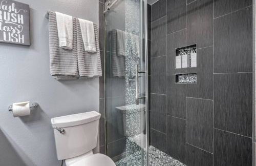 Fresh & Fun! Vegas 4BR w Heated Pool, Dog Friendly - Photo 23