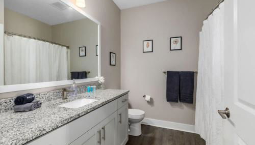 Modern 2BR & 2BA New Build Condo w Garage & Patio - Foto 4