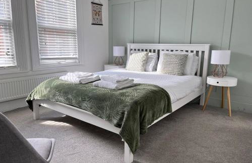 Stylish Caversham Town-House Free Parking & Garden - Photo 1