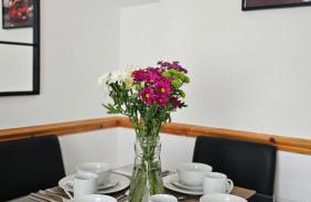 Spacious 4-Bed Home Free Parking, Private Garden - EcuaStay - Foto 5