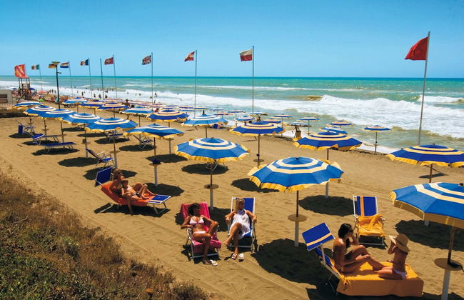 Serene Stay by the Shore - Photo 43