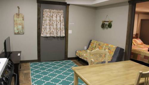 Rustic & Bright 1 Bed Apt. - Photo 4