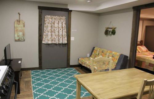 Rustic & Bright 1 Bed Apt. - Photo 4
