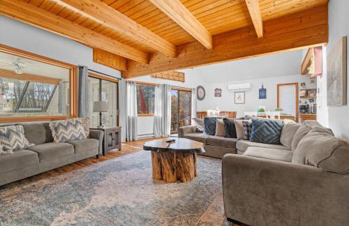 Lakefront with Beach Game Room Fire-pit and More - Foto 4