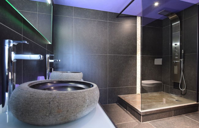 Luxury Villa With Pool - Photo 20