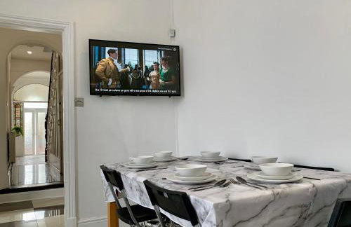 6BR Home with Parking Near Wolverhampton - Foto 6