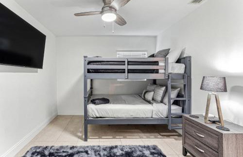 Miami Oasis, Spacious 4-Bedroom Home with Pool - Photo 30