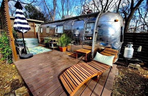 Sleek Retro Airstream Rental for Glamping for Two near Downtown Austin - Foto 1