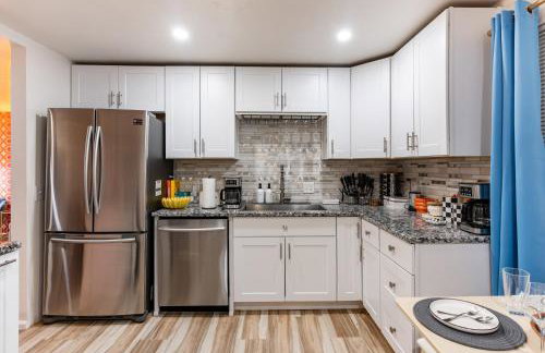 Stylish House with Hot Tub, Fire Pit Pool table near Denver - Photo 9