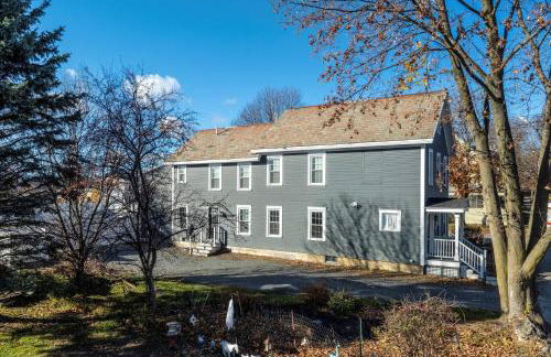 Updated Family-sized Home in Heart of Rutland, Near Slopes, EV Level 2, Hot Tub - Photo 42