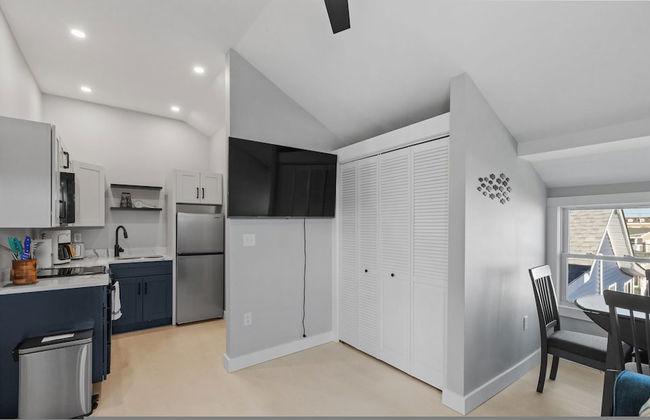 Modern Condo Perfect For Winter Rental - Photo 1