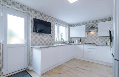 Classic 4 Bedroom House in Wirral with WiFi & Parking Sleeps 9 by PureStay - Foto 45