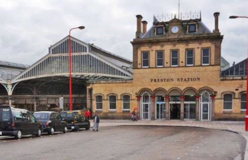 Large 2 Bedroom City Centre Apartment + Parking - Photo 26