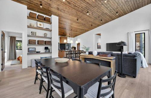 The Luxe House | Upscale Cabin w/ Hot Tub & Fire Pit! - Foto 53