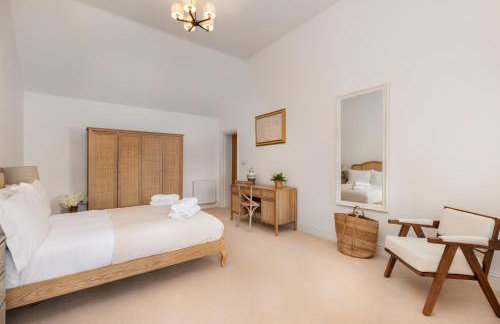 Merry Lakes - Luxury Lakeside Escape with Pool - Just 30 Minutes from London - Foto 33