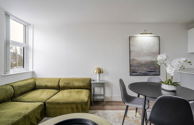 Luxurious 2 Bedroom Apartment With Free Parking - Photo 25