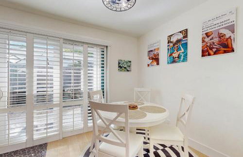 Stylish, Dog-Friendly Condo with Grill, shared Pool and Spa - Close to Downtown - Foto 6