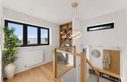 Exquisite 4BR Designer Home with Smart Features, Free Parking & SkyStream - Sleeps Up To 10 in Gerrards Cross SL9 - Photo 16