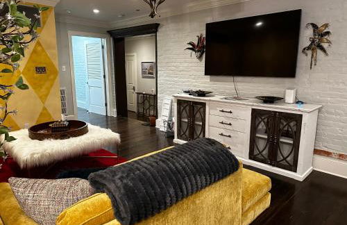 Best Location, Walk Anywhere - Photo 16