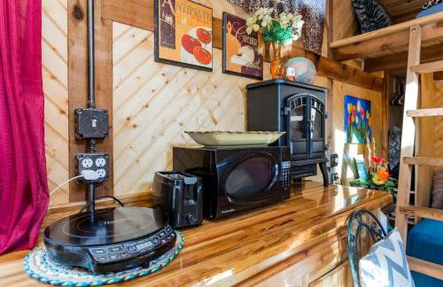 Hillbilly Chic Tiny House Near Nashville with WiFi, Kitchenette, Fire Pit & Trails - Foto 13