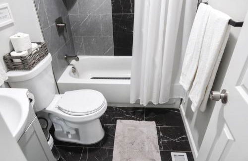 8BR 4BA Home Near NYC -Sleeps 16 - Foto 57